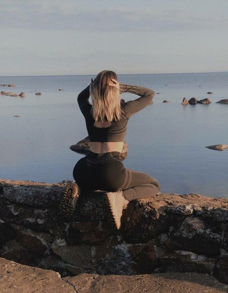 DollHole GrabFuck art model image