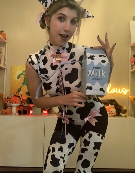 ASMR FrivolousFox star erotic photos