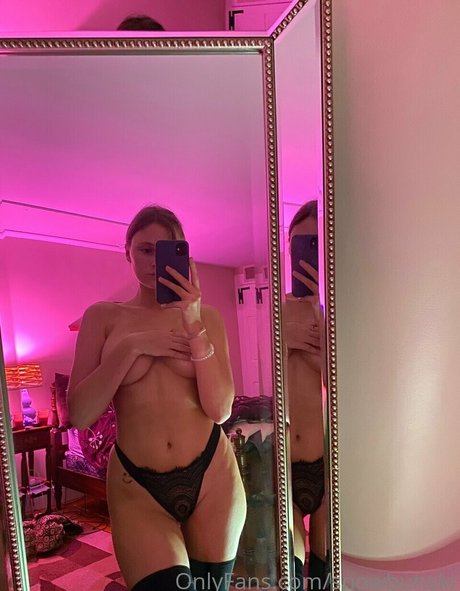 Snowbunski sexy star photos