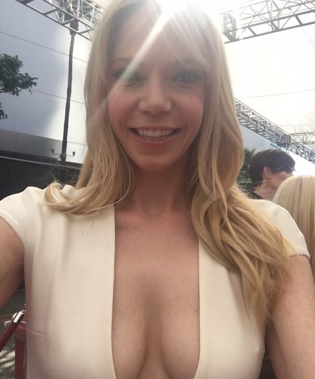 Riki Lindhome xxx pornstar photos