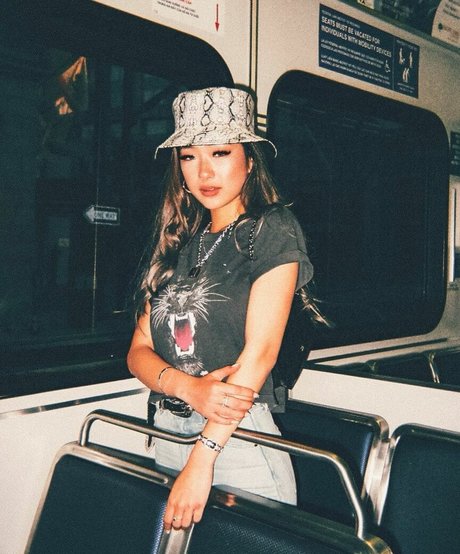 Gloriawuuu art model pictures