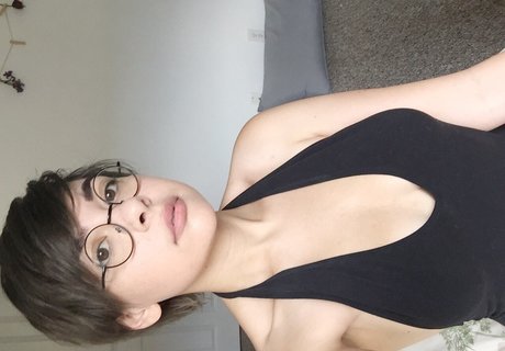 Marsupialmami model pretty pic