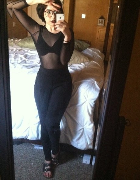 Marsupialmami sexy actress picture