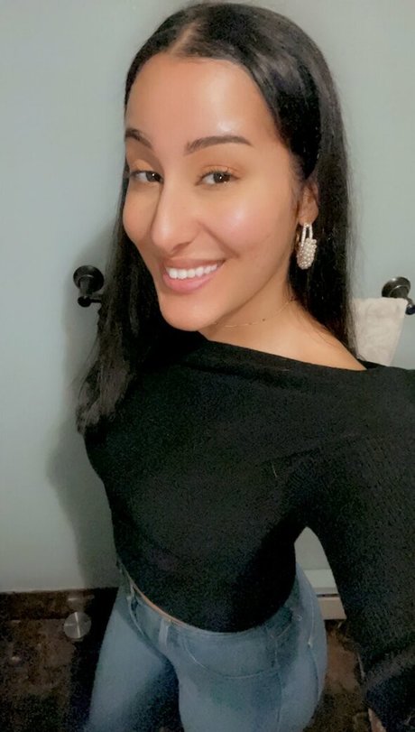 Mala444u adult model pic