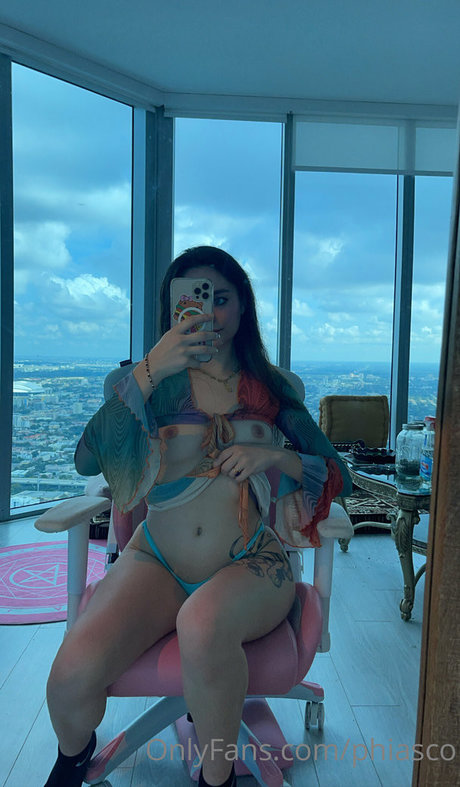 Phiasco nude model photo