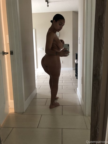 Queen Patrona hot actress pics