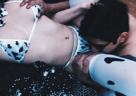 AlienxBaby model naked photos