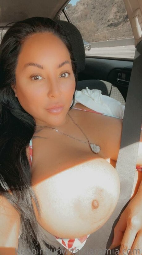theonlykiaramia naked model pic