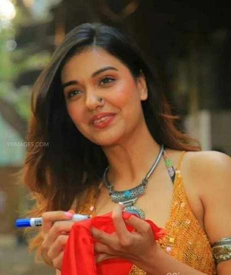 Divya Agarwal sexy star pics