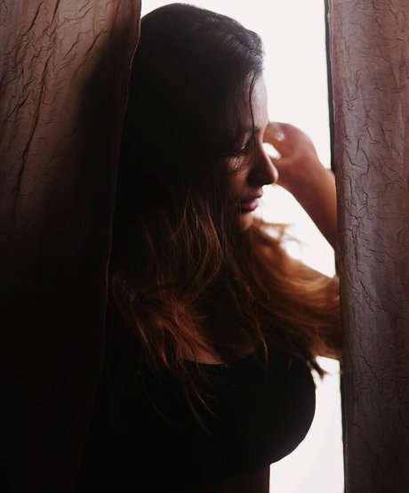 Desi NRI star hot images