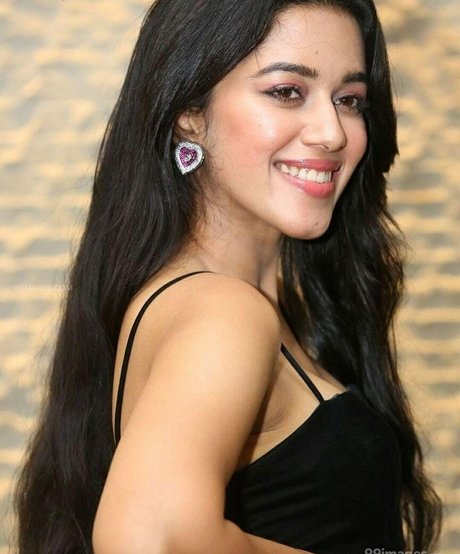 Mirnalini Ravi model sexy image