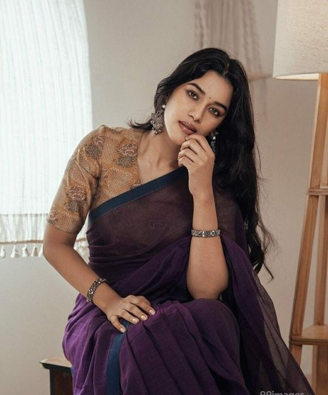 Mirnalini Ravi pretty model image