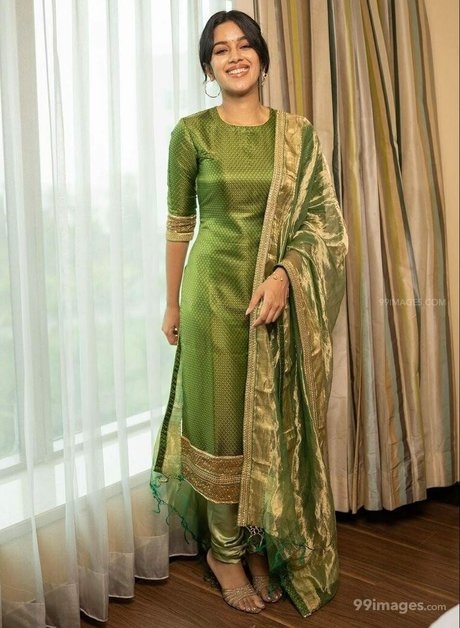 Mirnalini Ravi hot actress photos