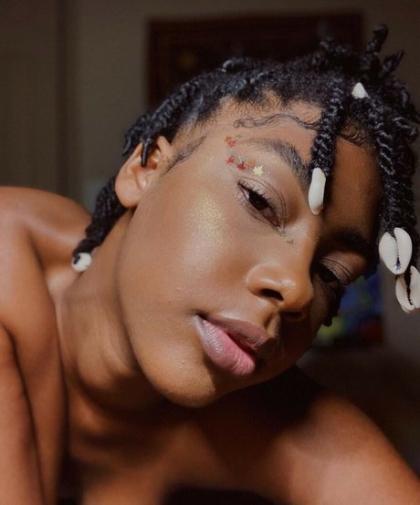 sapiosuccubust model beautiful pics