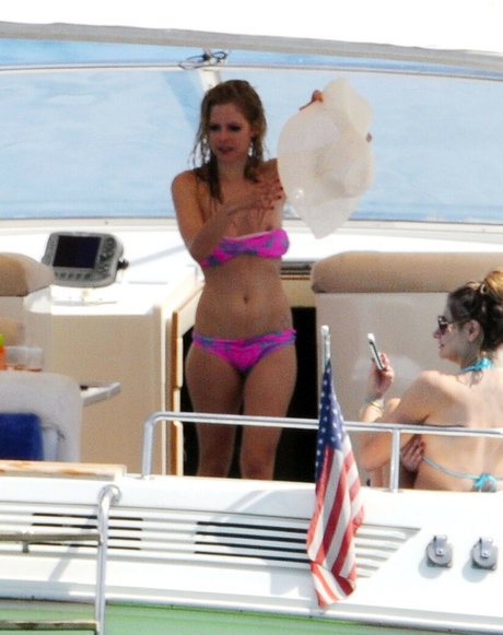 Avril Levigne model perfect gallery