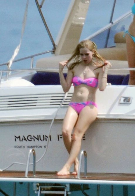 Avril Levigne high quality star photos