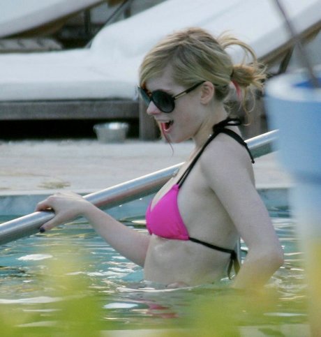 Avril Levigne star art photo