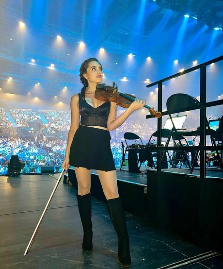 Esther Abrami pretty pornstar img