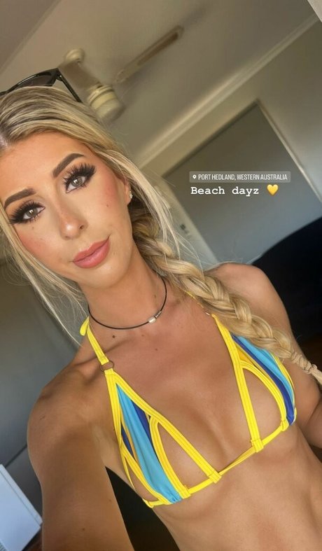 Sarah Jongeling hot star photo