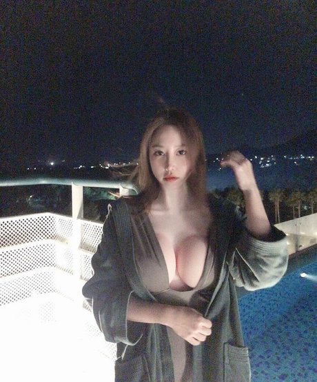 ueleelee naked model img