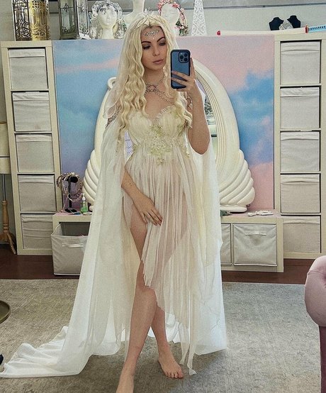 Emma Karla Peet adult model photo