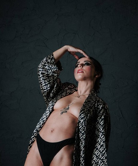 crismaia97 adult model photo