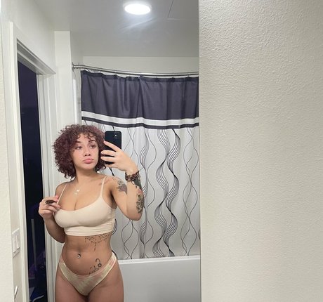 Iamnevaehakira naked pornstar image