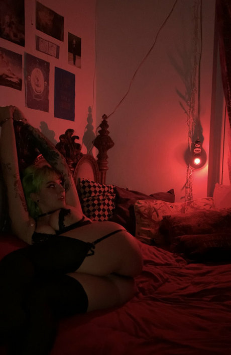 Lolla Haze model sex picture