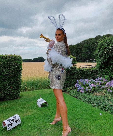 Laura Wontorra art actress pics