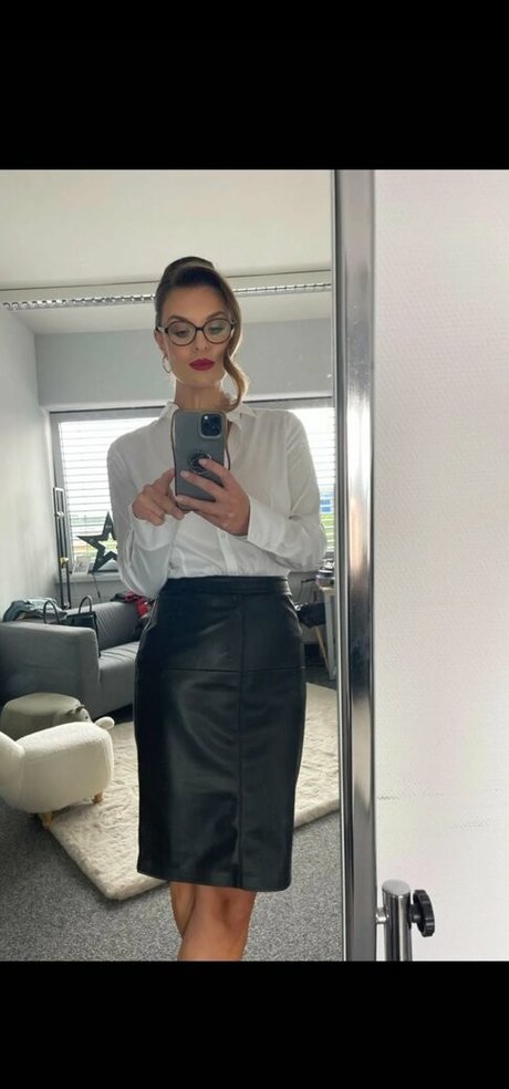 Laura Wontorra model free image