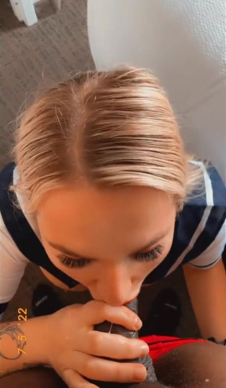 realzoieburgher_ model free pic