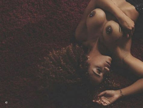 Itswildb model naked pic