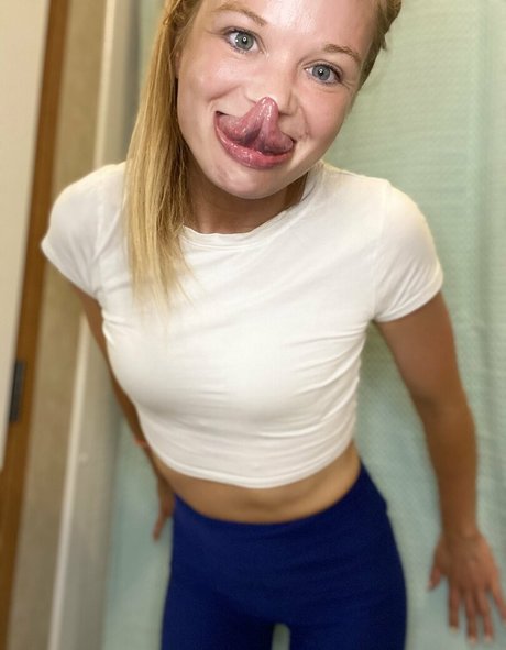 katelynlongtongue naked model pic