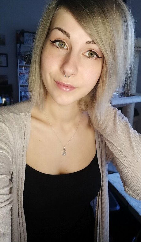 romisu naked model pics