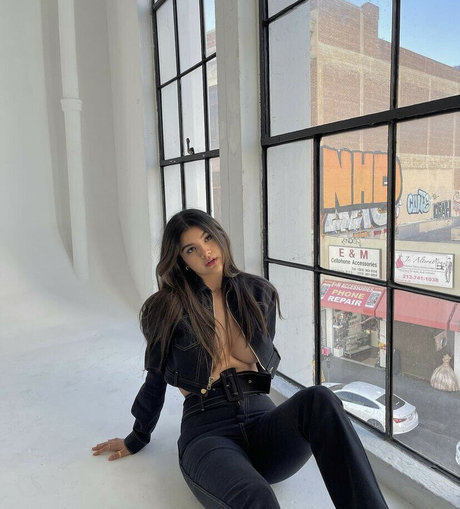 Sara Echeagaray sexy model photo