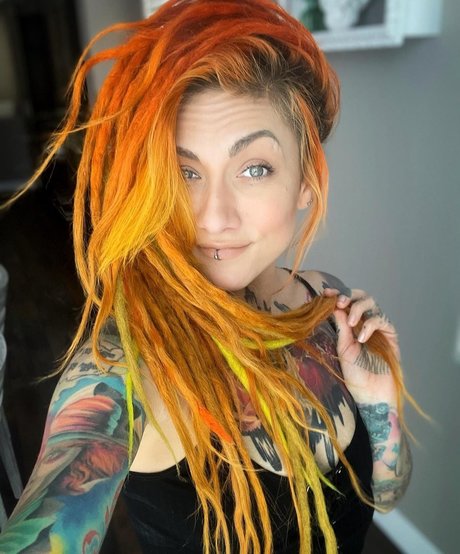 WomenMetal nudes model photos