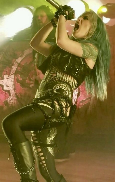 WomenMetal star art photos