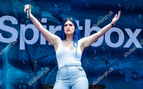 WomenMetal naked model archive