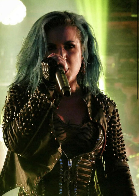 WomenMetal naked model photo