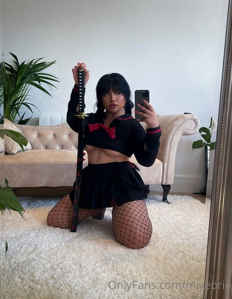 Miyeorie hot model img