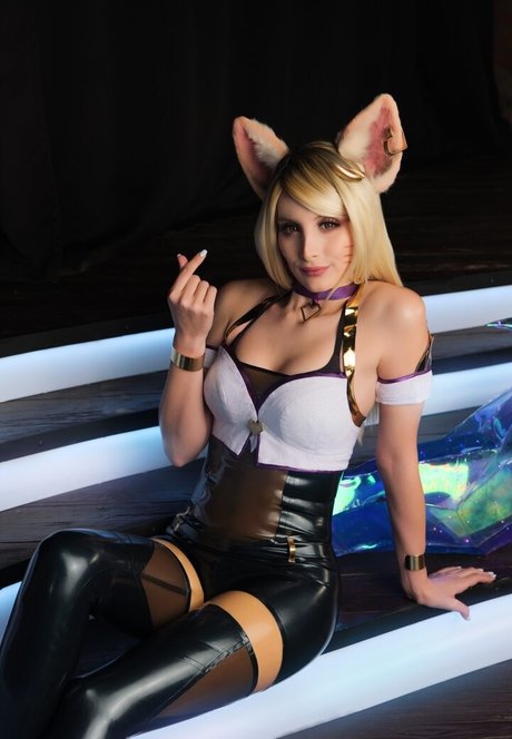 Mari Evans model hot images