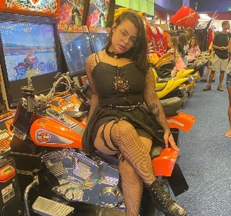 Mel Freud nude model photos