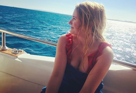 Rosie Dowsing model top galleries