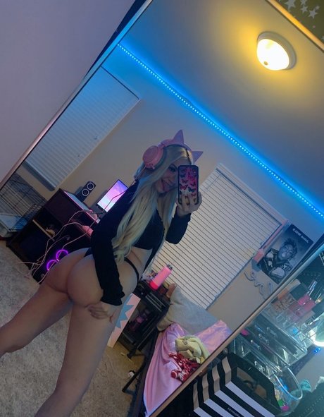 Dezzyikez pornstar naked photo