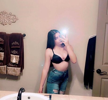 Itsadelecash model erotic photo