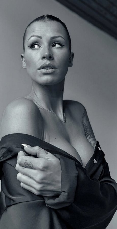 Amalia Loveee pornstar naked photos