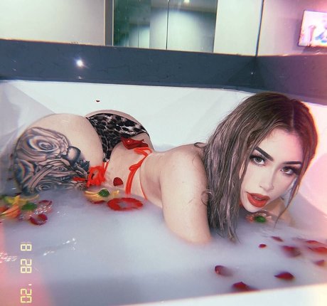 A jellyy xxx model pic