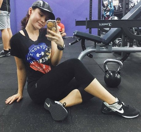 Sarah Carlos model adult pic