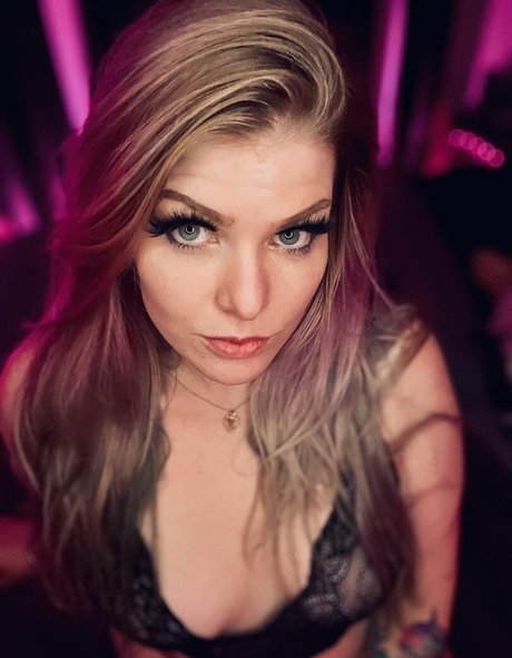 Daisyxdee star porn photo