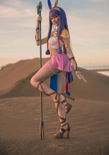 May Sakaali art actress gallery